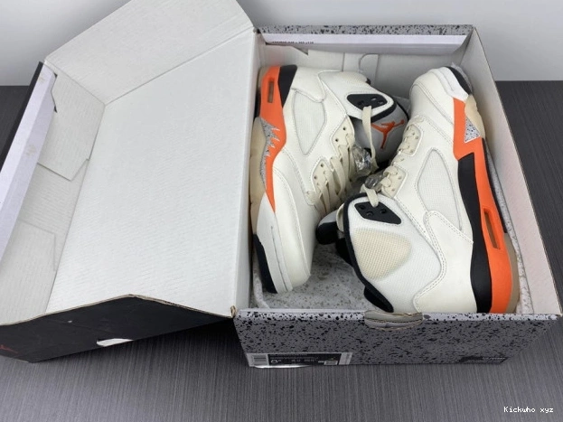 Total Jordan Orange Retro DC1060-100 5 0613